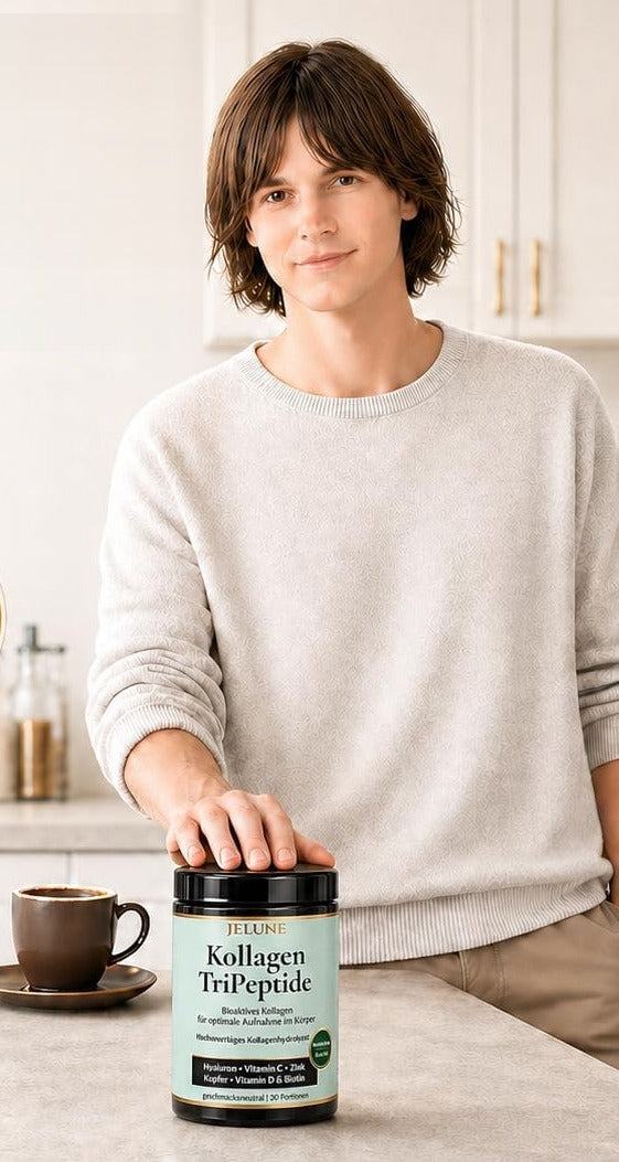 Frau in heller Küche mit Kaffeetasse und einer Dose JELUNE Kollagen TriPeptide